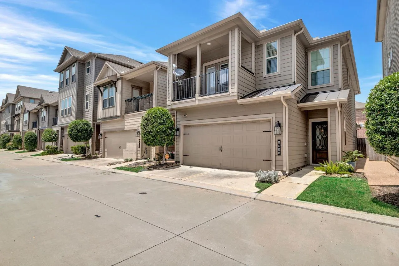 8608 Hollyoaks Creek Lane